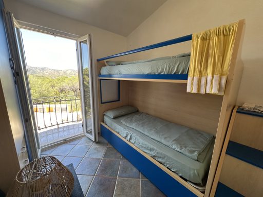 Helles Zimmer mit Etagenbett und Aussicht auf die Natur.